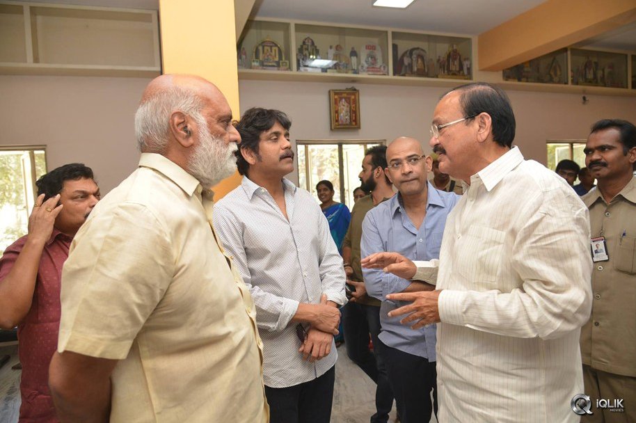 Venkaiah-Naidu-at-Om-Namo-Venkatesaya-Movie-Special-Show